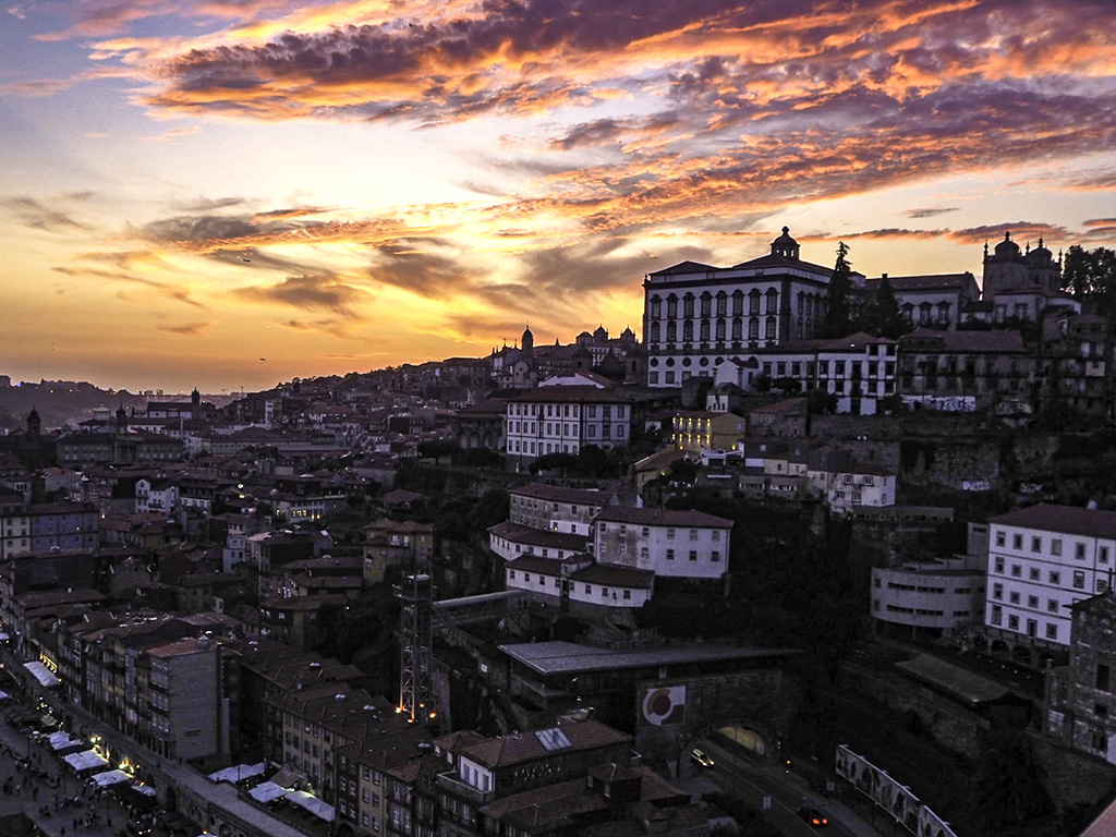 Panoramica de Oporto
La vista es desde el puente de Luis I cuando se acaba de poner el sol en la desembocadura del Duero en Oporto
Álbumes del atlas: aaa_no_album