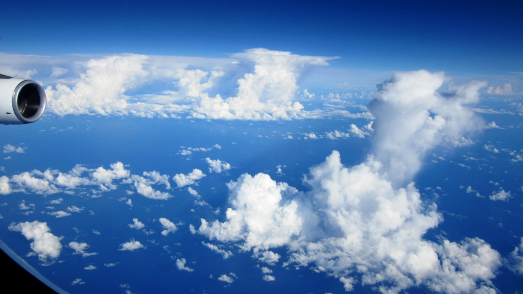 A vista de pájaro
Cumulonimbus sobrevolando por la tarde el Caribé a unos 10 km de altitud
