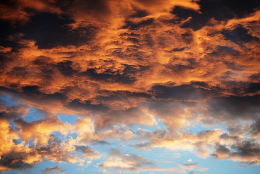 Nubes iluminadas por el sol tras su puesta
Nubes iluminadas por el sol tras su puesta. El tono rojizo de ese momento ompregna a las nubes y el bajo ángulo de incidencia sobre las mismas ayuda a realzar el volumen de la superficie inferior.
