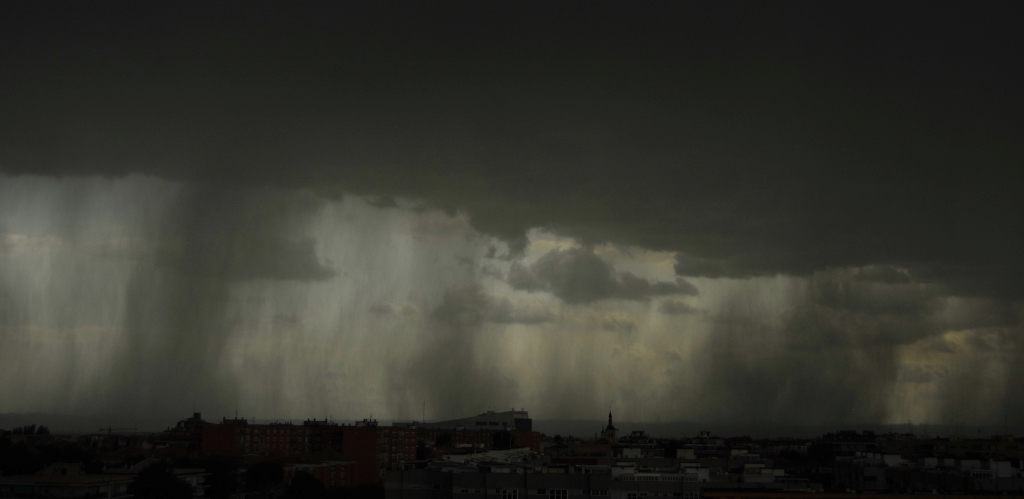 Cortinas de agua
Panorámica de varias cortinas de agua durante una tormenta sobre Torrejón de Ardoz el 29 de mayo.
