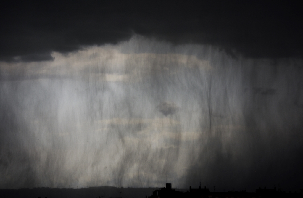 Cortina de agua
Detalle de una cortina de agua durante una tormenta sobre Torrejón de Ardoz el 29 de mayo.
