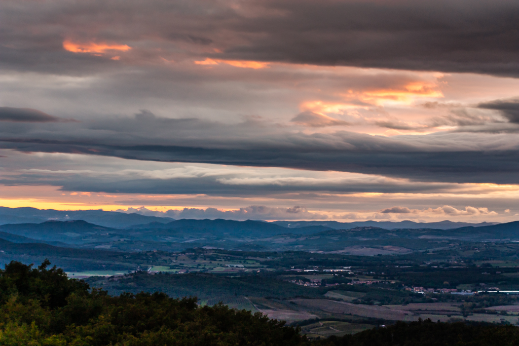 Atardecer en la Toscana
Despues de la lluvia, el cielo empieza a abrirse al mismo tiempo que se pone el sol
