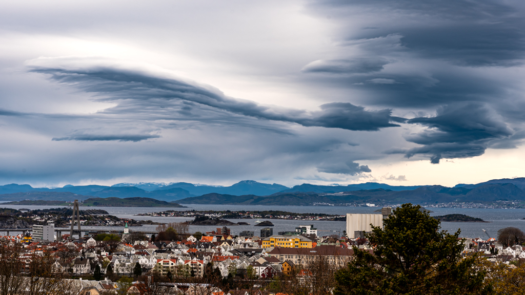 Primavera ventosa
Algunas nubes de disipan en la montañas al este de Stavanger. Parecen amenazadoras, pero al final solo ofrecen un espectaculo visual a los ue quieran admirarlo.

