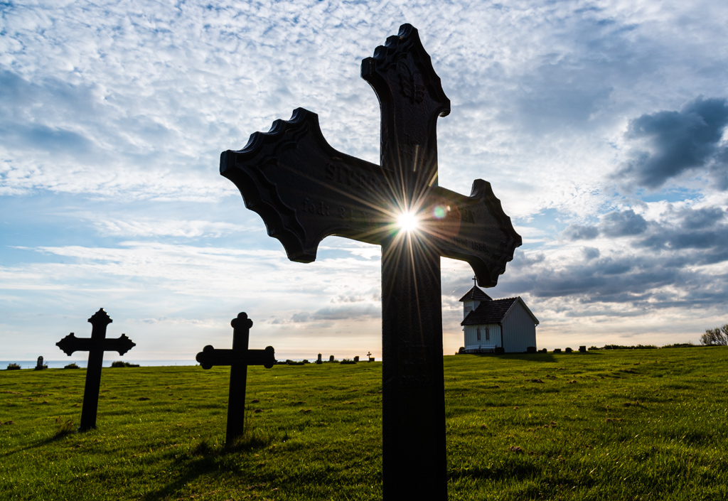 Rayos del cielo
Los rayos del sol pasan por un agujero de la cruz hecho durante la Segunda Guerra Mundial. Las nubes altas y medias completan un imagen del cementerio con vistas al Mar del Norte
