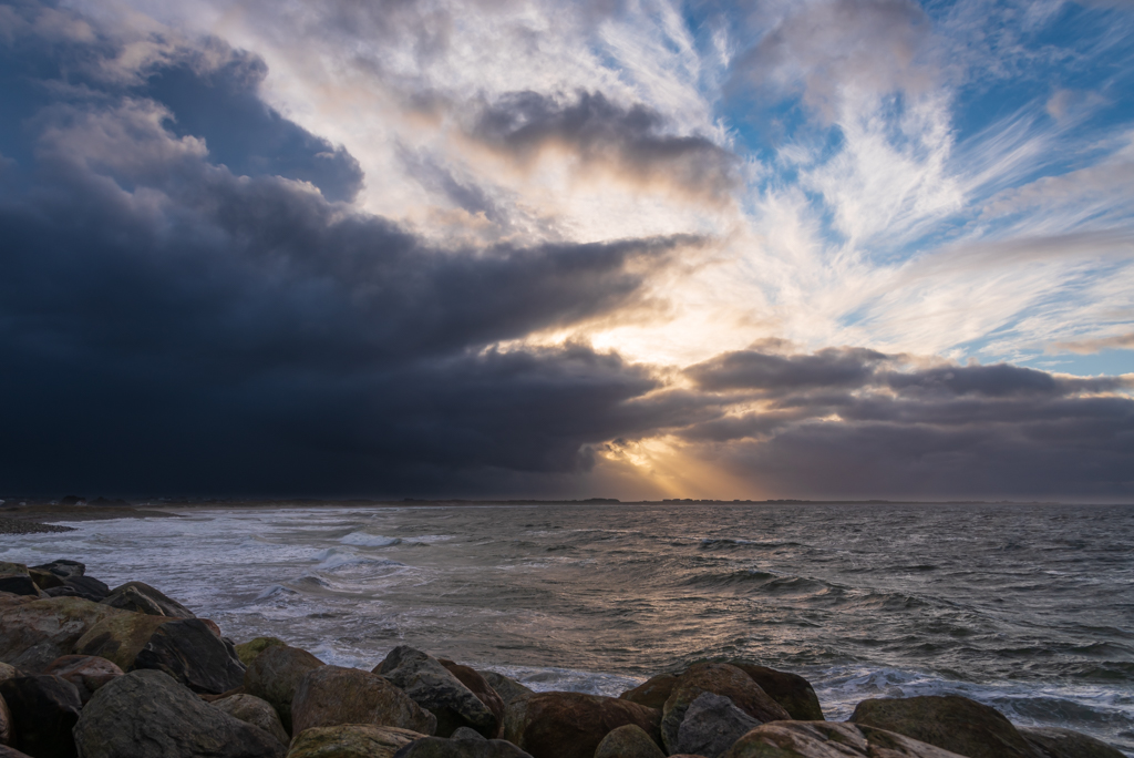 Rayos despues de la tormenta
Dia ventoso en la costa despues de una buena tormenta, el sol trata de abrirse paso entre las nubes
