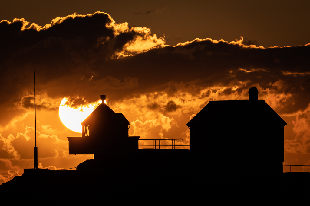 El sol y el faro
Puesta de sol en el faro de Fjøløy, con el sol parcialmente tapado por las nubes vespertinas
Álbumes del atlas: zfp22