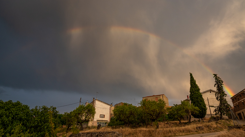 Arco iris
Despues de una tormenta de verano, se formo un arco iris enfrente de las nubes de la tormenta
