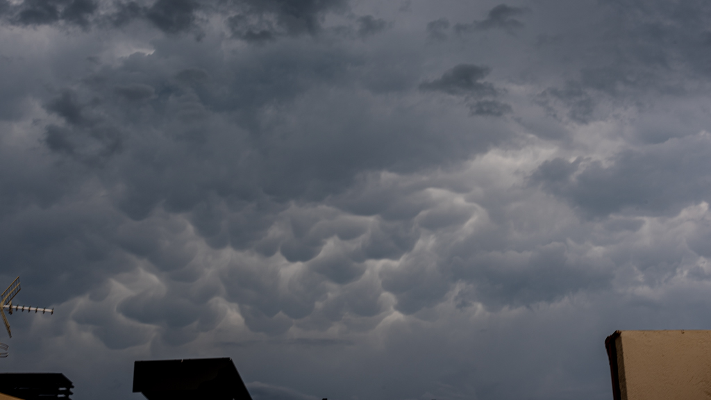 Nubes mamatus
Curiosa formacion de nubes durante una tormenta
