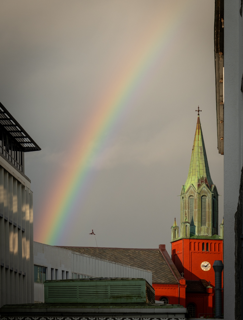 Arco iris cerca de la iglesia
Durante una tormenta en la ciudad, aparecio un arco iris cerca de la iglesia roja

