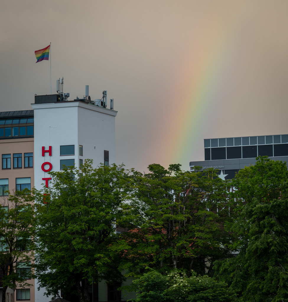 Doble arco iris
Arco iris que salio despues de la tormenta cerca de un hotel con la bandera multicolor
