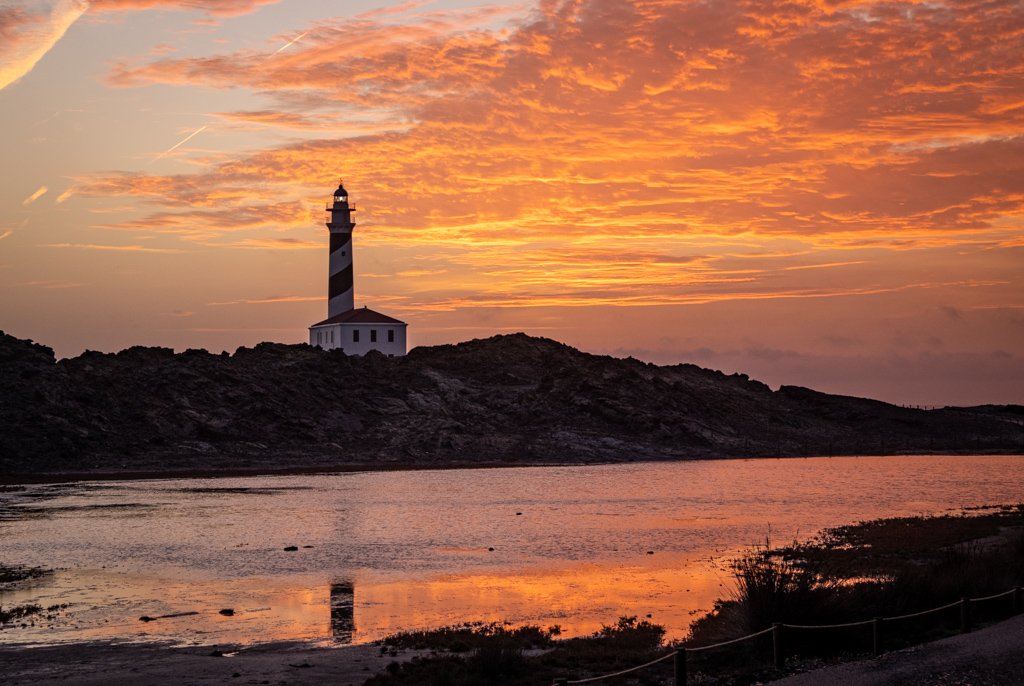 Salida de sol al lado del faro de Favaritx en Menorca
