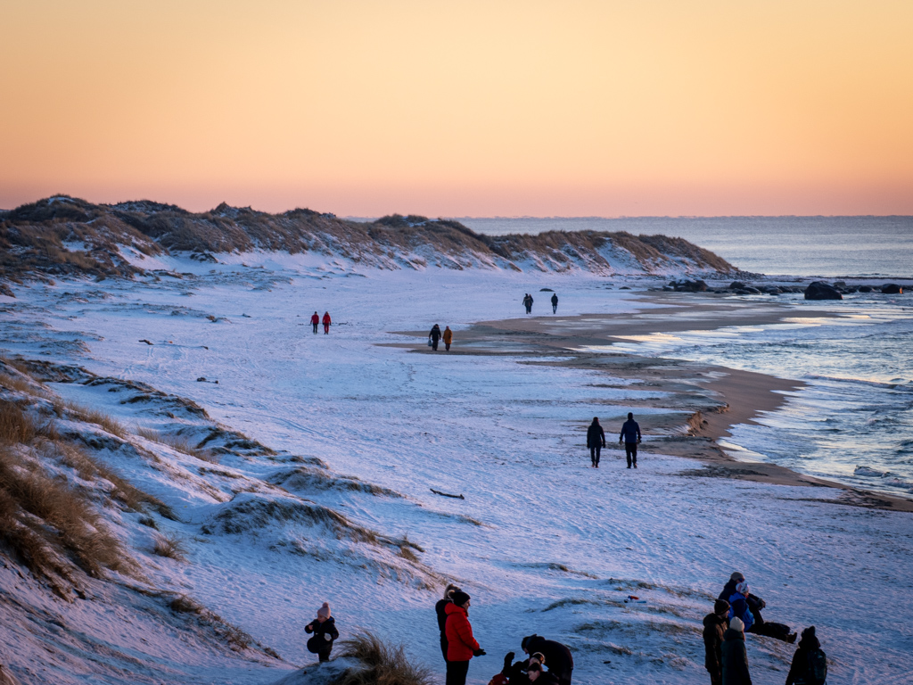 La playa aparecio toda nevada despues de una noche de tormenta de invierno.
