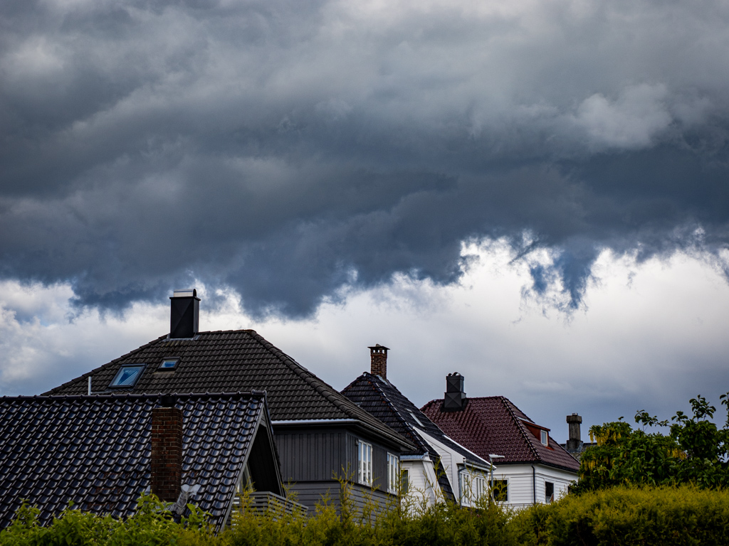 Tejados típicos de las casas en los países nórdicos, con nubarrones negros por encima, amenazando lluvia inminente.
