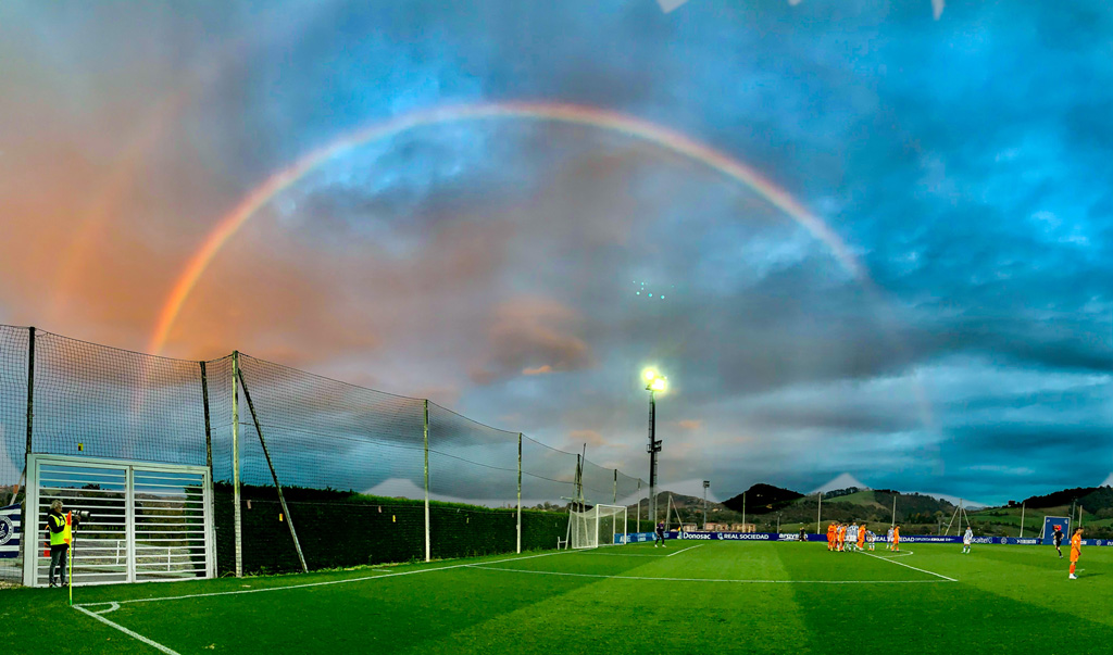 Falta bajo el arcoíris
Mientras cubría un partido de futbol de 1RFE entre la Real SociedadB y el Alcoyano, la tormenta que se alejaba al atardecer dejo ver en mitad de una falta un precioso arcoíris 
