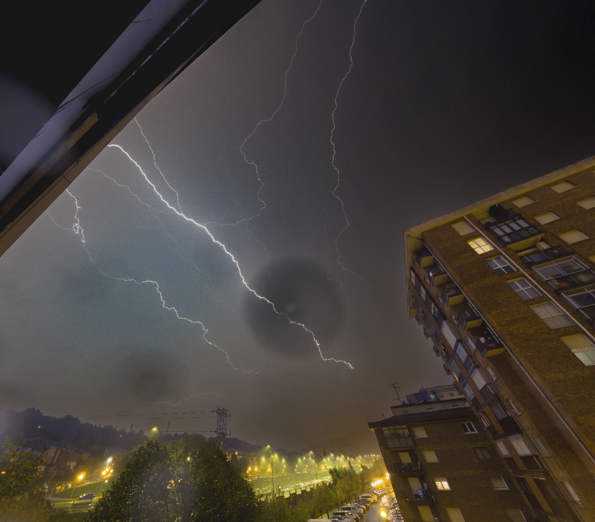 Una noche de tormenta, con lluvia y gran carga eléctrica, observando el espectáculo desde la ventana de mi hogar en Lasarte-oria,  pueblo cercano a  San Sebastián/Donostia.
