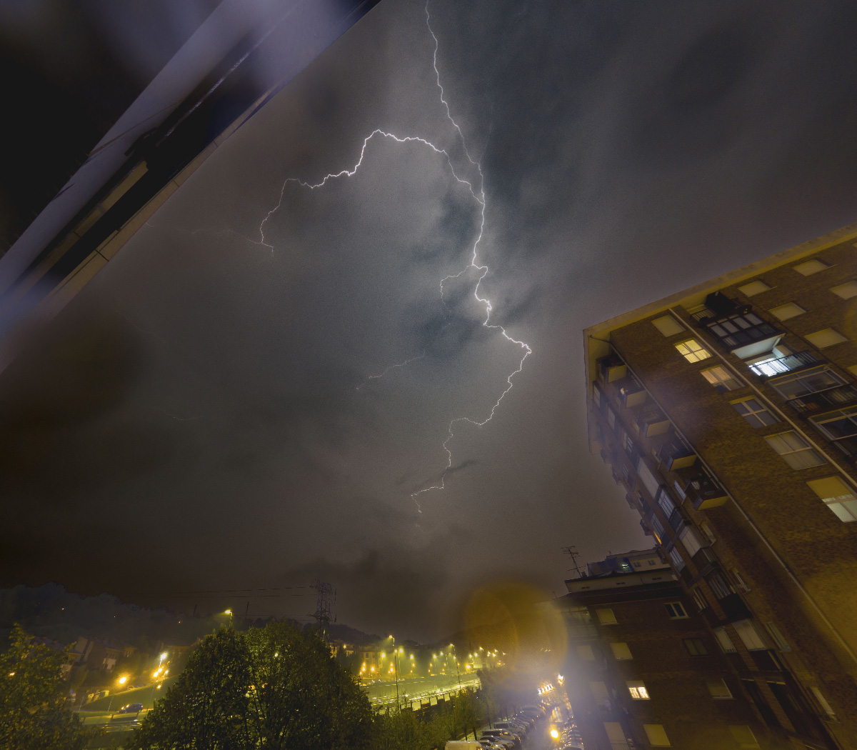 Una noche de tormenta, con lluvia y gran carga eléctrica, observando el espectáculo desde la ventana de mi hogar en Lasarte-oria,  pueblo cercano a  San Sebastián/Donostia.
