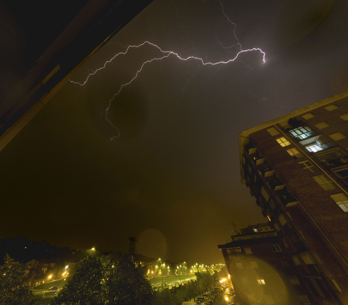 Una noche de tormenta, con lluvia y gran carga eléctrica, observando el espectáculo desde la ventana de mi hogar en Lasarte-oria,  pueblo cercano a  San Sebastián/Donostia.
