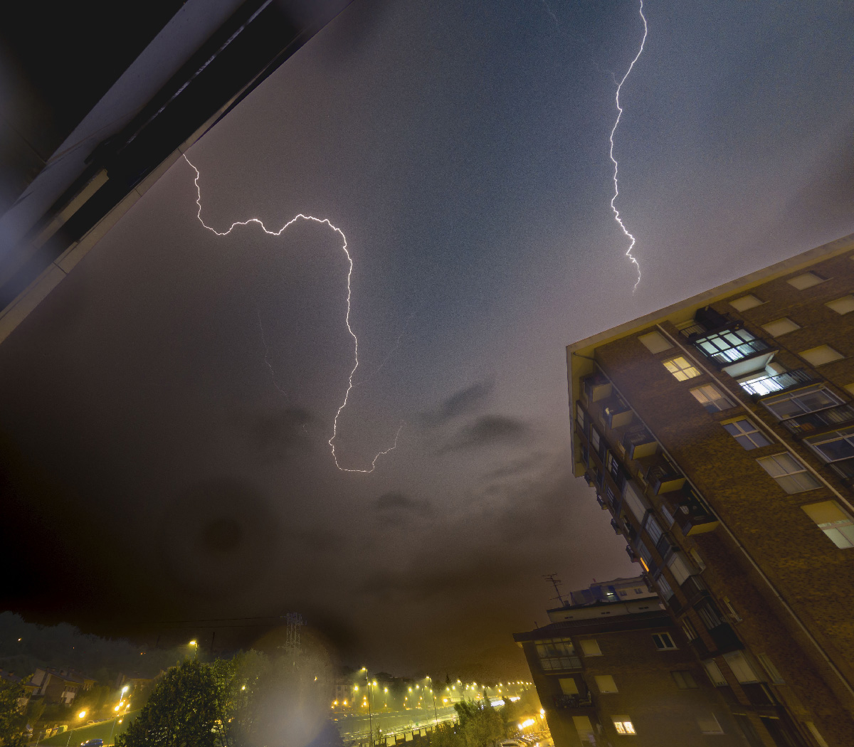 Una noche de tormenta, con lluvia y gran carga eléctrica, observando el espectáculo desde la ventana de mi hogar en Lasarte-oria,  pueblo cercano a  San Sebastián/Donostia.
