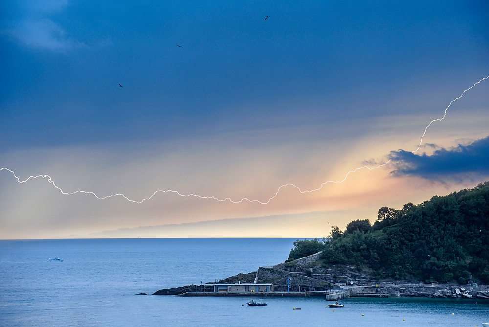 Rayo sobre la bahía
Una tormenta de verano permite observar rayos cruzando toda la bahía de la Concha de San Sebastian.
