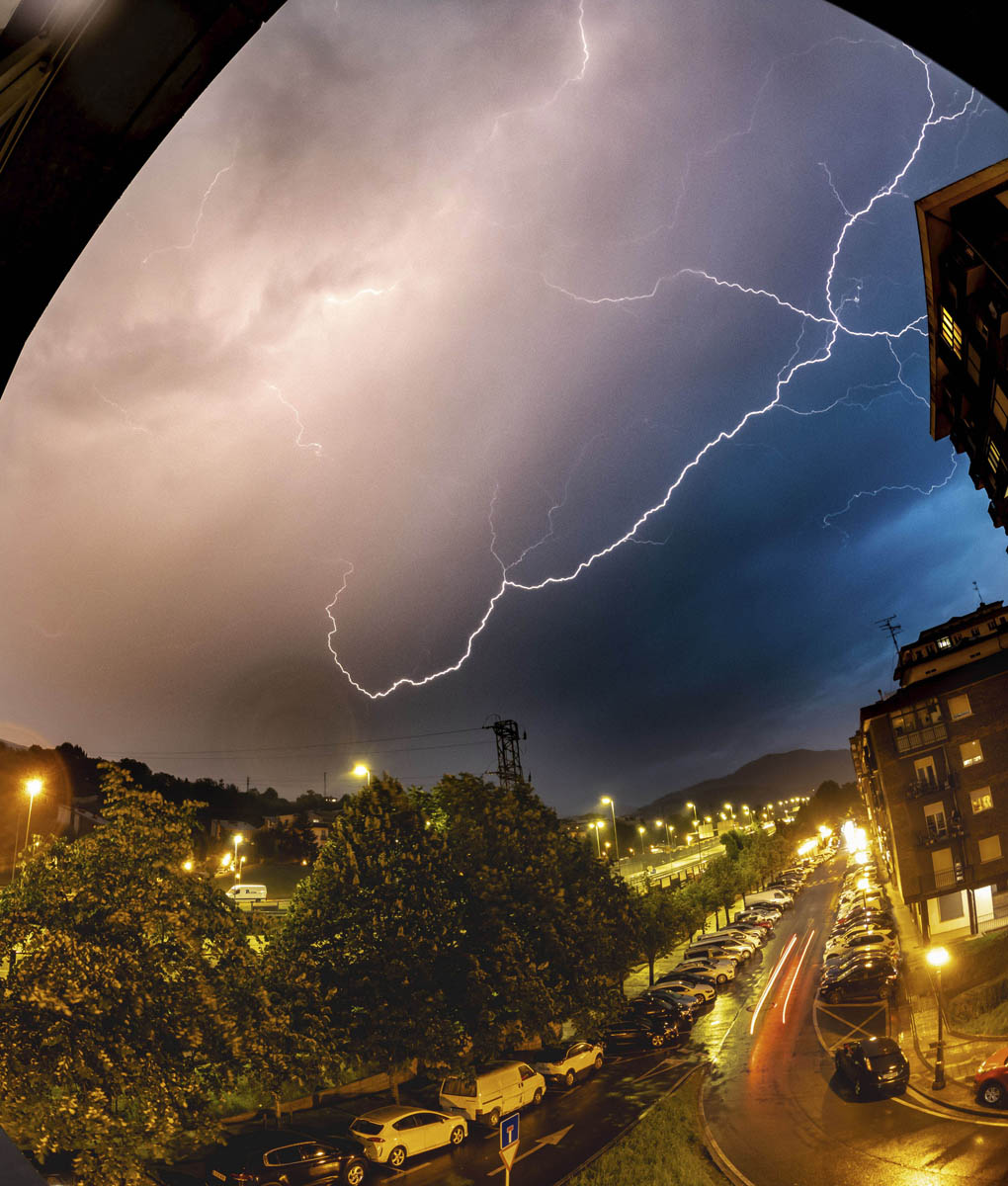 Tormenta de unos 20 minutos que surge tras unos días de mucho calor, acompañada de fuertes lluvias. 
