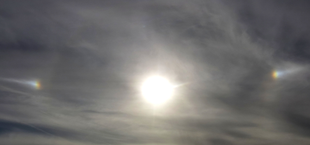 Doble espejo del sol
Doble parhelio a los dos lados del sol
