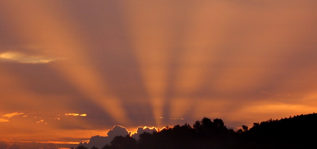 Rayos divinos en el amanecer 
Proyección de rayos crepusculares en el amanecer con un cúmulo delante del sol.
