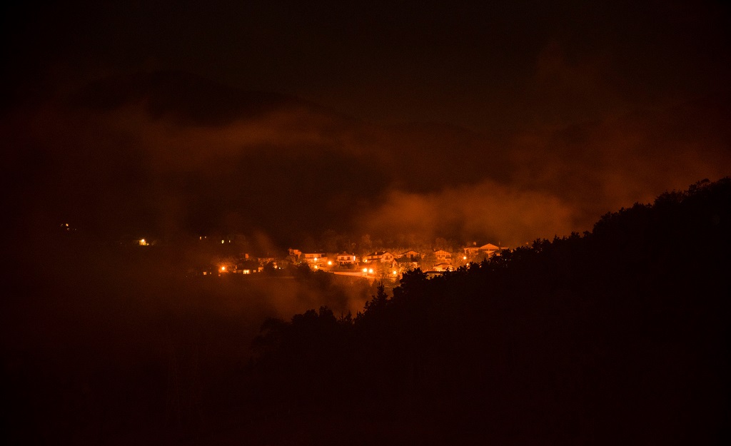 Niebla de fuego
Fotografía nocturna realizada desde el pueblo de Segura hacia Zerain un día de niebla rojiza.
