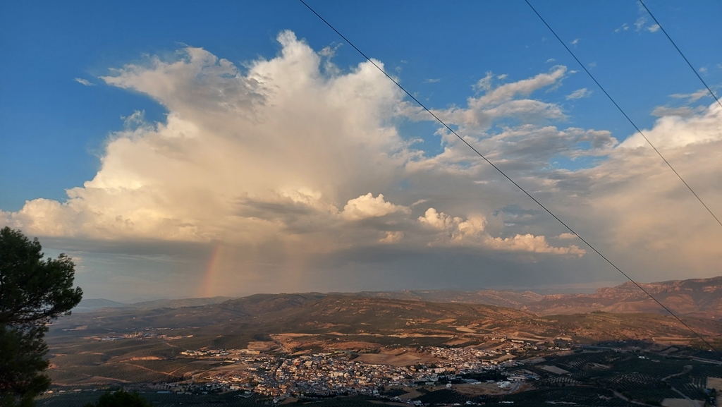 Tarde de tormentas
Tormenta por detras de Villanueva del Arzobispo vista desde Iznatoraf, en la imagen se puede ver el cumulo completo y debajo de esta un pequeño arcoiris

