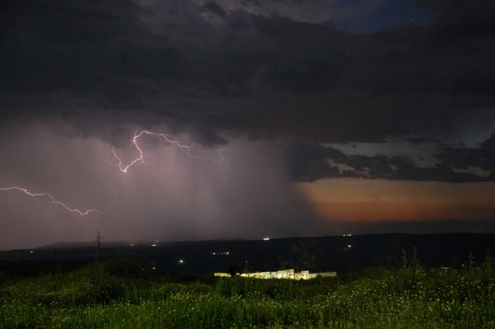 Tormenta electrica al atardecer en Villacarrillo, en la fotografía se ve la fuerte cortina de agua donde se acumularon hasta 25 litros durante ese momento
