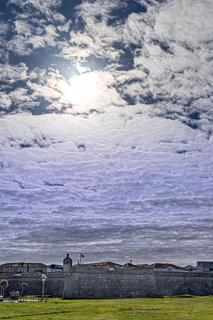 Estratocúmulos sobre la fortaleza
Foto sacada en la localidad de Póvoa de Varzim, en la región norte de Portugal, famosa por sus fuertes vientos norteños a lo largo de todo el año.
