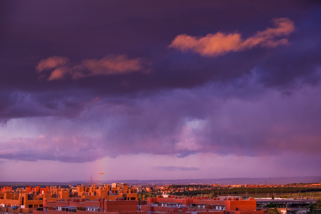 Volando sobre arcoiris
Fotos desde mi ventana, Vicálvaro (Madrid) tras una tormenta que se va disipando y aparece un tímido arcoíris
