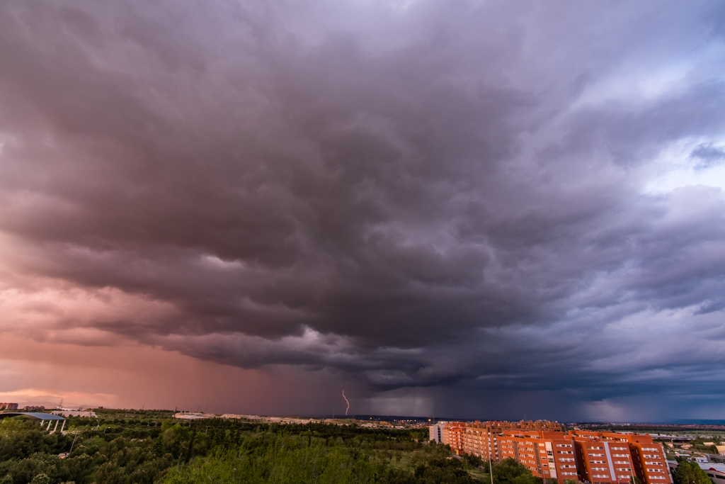 Rayo y tormenta
Intensa tormenta al caer la tarde desde mi ventana, en Vicálvaro (Madrid)
Álbumes del atlas: zfp20