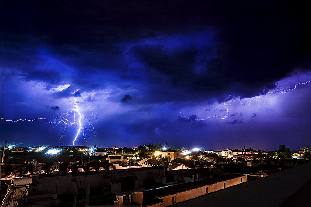 Cambios estacionales, noches de tormenta...
foto de rayos en tormenta primaveral en el sur de españa
