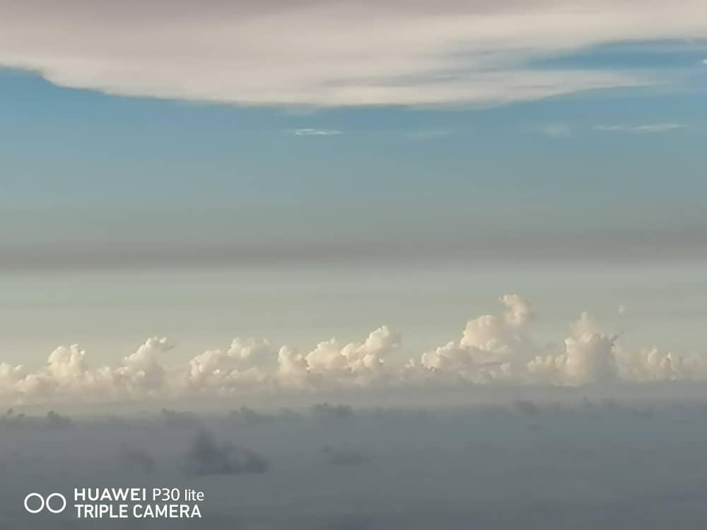 Nubes sobre el mar
línea de nubes sobre el mar, a lo lejos de las montañas
