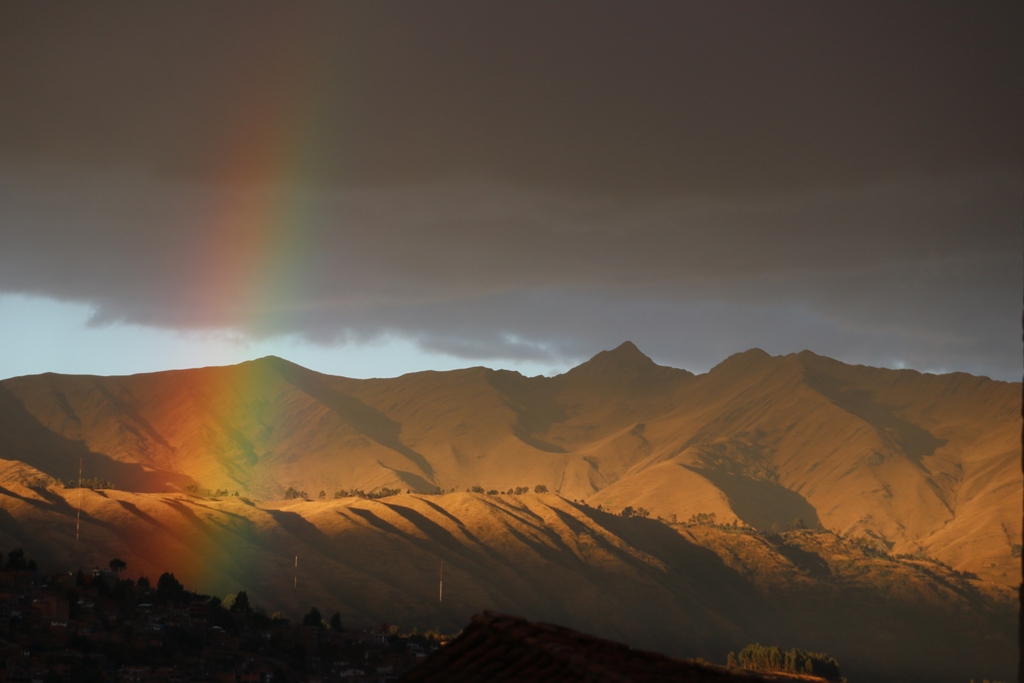 Lluvia de julio
En el Cusco - Perú, la época de sequía inicia en el mes de abril y normalmente concluye a fines de septiembre, un fenómeno inesperado y hermoso es una lluvia de julio, que por la posición del sol en las tardes, forma el "Illary" (arcoíris), venerado por nuestros ancestros por ser un buen augurio.  
Álbumes del atlas: zfv20 arco_iris_primario