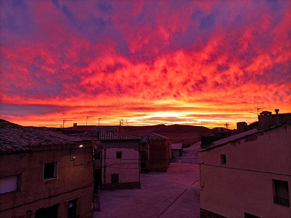 fuego al amanecer
En Pozuel de Ariza (Zaragoza), a las 8,25 horas de la mañana, un poquito antes de salir el sol, el cielo se enrojece.
Las calles vacías, a pesar del alumbrado encendido todavía, se tiñen de rojo en una fría mañana.
Es el 28 de Diciembre de 2023
