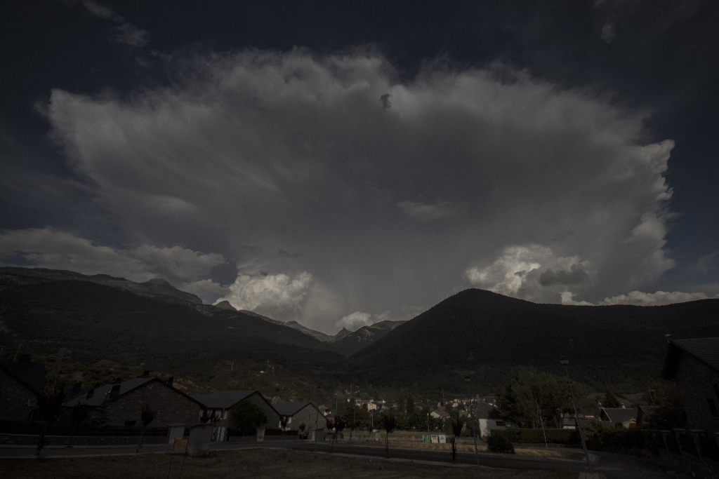 tormenta al anochecer
Un día de verano, en el valle del Aragón, en la localidad de Villanua (Huesca) se produce un rapido desarrollo de una tormenta de evolución vertical.
