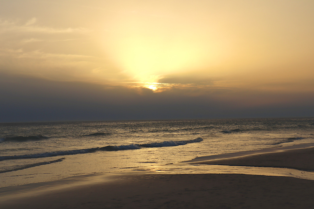 Puesta de Sol con calima y levante
Puesta de Sol con calima y levante en una playa de Cádiz 
