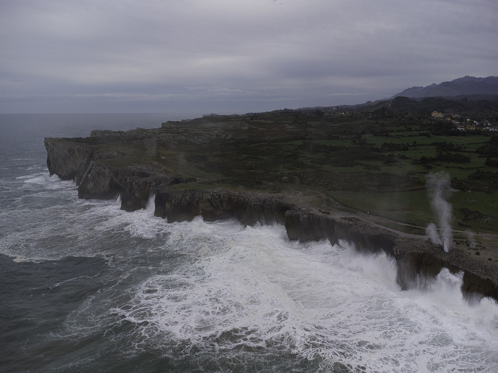 Rociones con mar embravecida
Gotitas de agua transportadas por el viento al romper las olas y chocar contra la costa.
