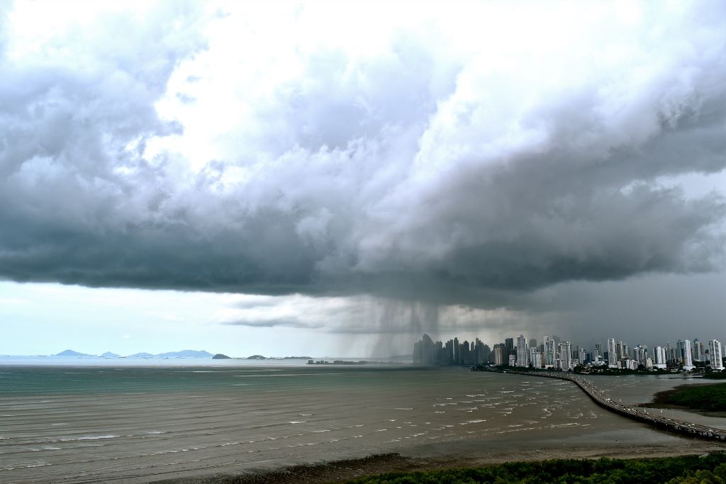 Junio Lloroso
Nubes con precipitaciones sobre la Ciudad de Panama que acompañan un interesante inicio de tarde.
Álbumes del atlas: zfv21 aaa_atlas