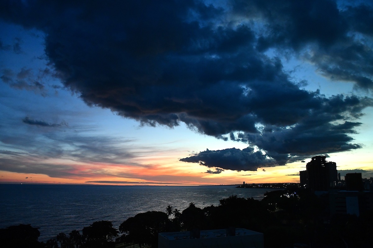 Concentración de nubes sobre la ciudad, en el mar caribe 
