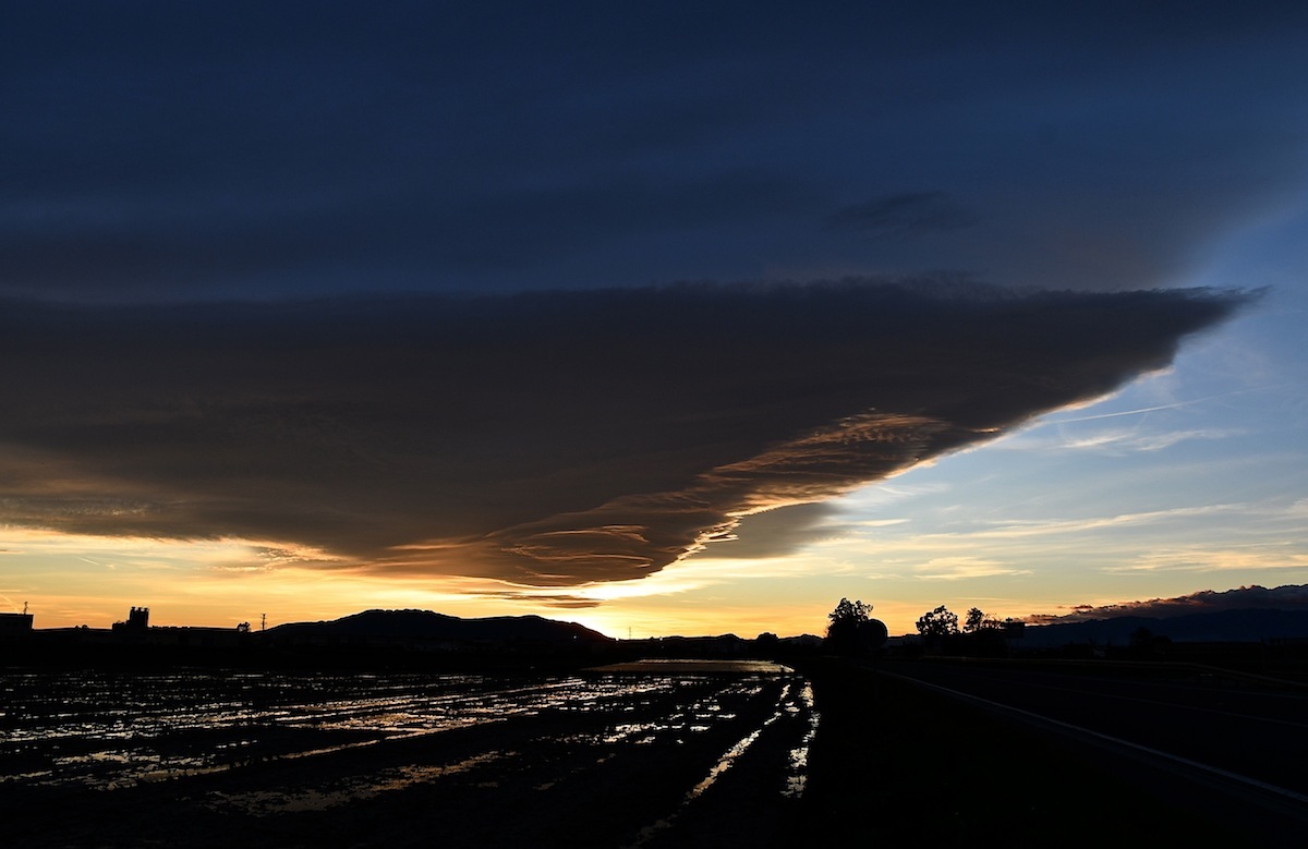 Envolvente nube sobre los cultivos arroceros en la desembocadura del Ebro.
