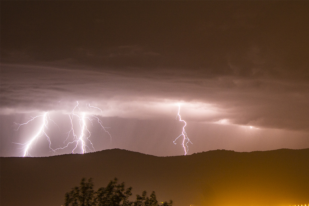 Bajo la tormenta
Fotografía tomada en un episodio de tormentas desde Collado Villalba. Las montañas del fondo son de la zona del Monte Abantos.
