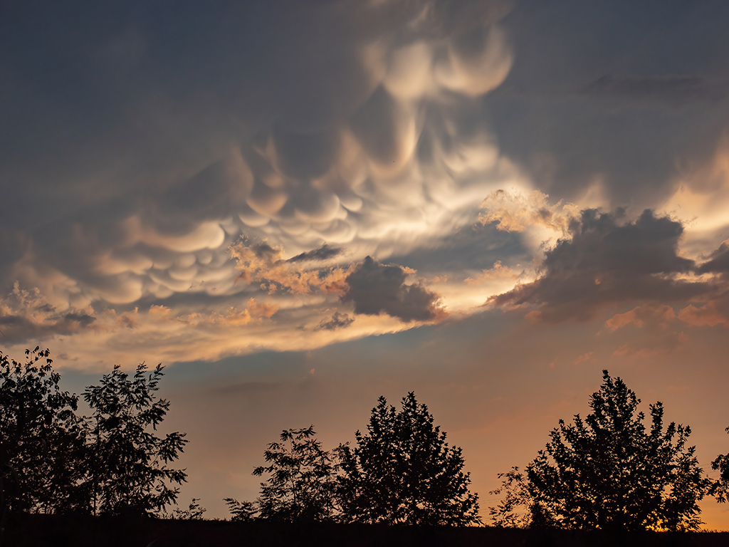Nubes de  verano
Despues de una tormenta de verano aparecieron estas nubes tan indescriptibles.
Álbumes del atlas: zfv22