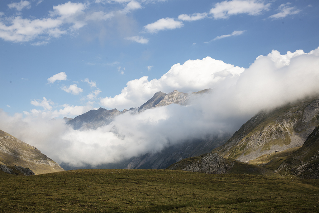 La vuelta
Fotografía realizada en Col de Soum de Pombie trasla subida al Pico Midi D'Ossau. Las nubes de repente empezaron a esconder toda la escena. 
