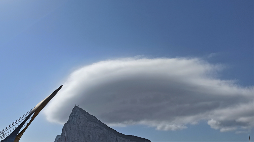 La boina del Peñón
Fotografía de la cima  del Peñón de Gibraltar con " la boina " sobre la misma, indicativa del viento de Levante.
