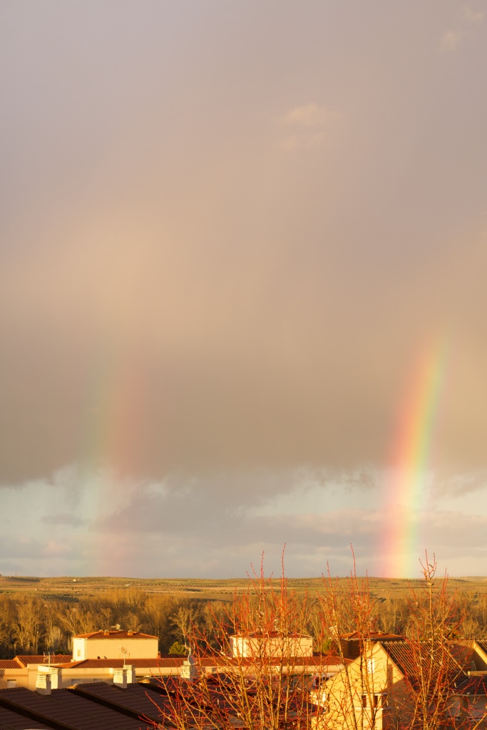 Arcoíris
Una tarde de Enero, que confunde con una tarde de verano tras una tormenta, aparece nuestro colorido arcoíris.
