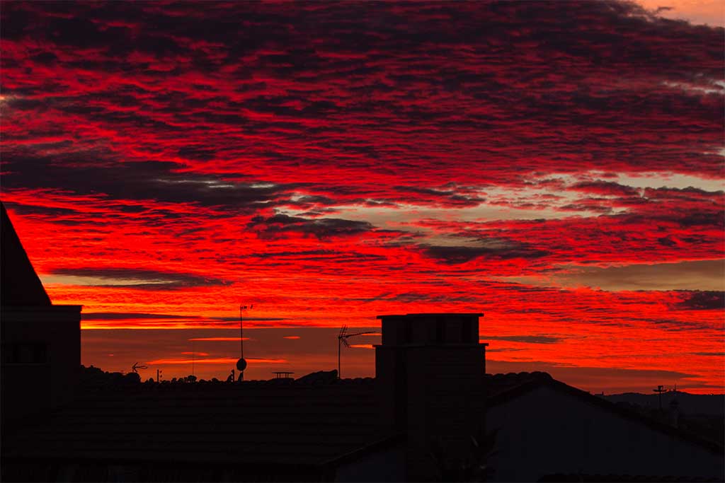 Diciembre 2020 cielo rojo
Ya estaba atardeciendo y el sol proyectaba un color rojizo sobre las nubes, la silueta de la ciudad contrasta con la luz rojiza, por fin acaba el 2020 que tanto daño nos ha hecho.
