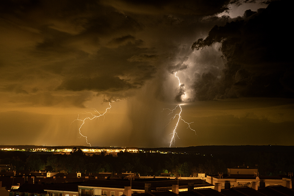 Ira_de_Dios
Se presentó una tormenta al norte de Aranjuez, con mucha agua y rayos. parámetros de cámara: 70mm, 15", f/4.0 e ISO 100
