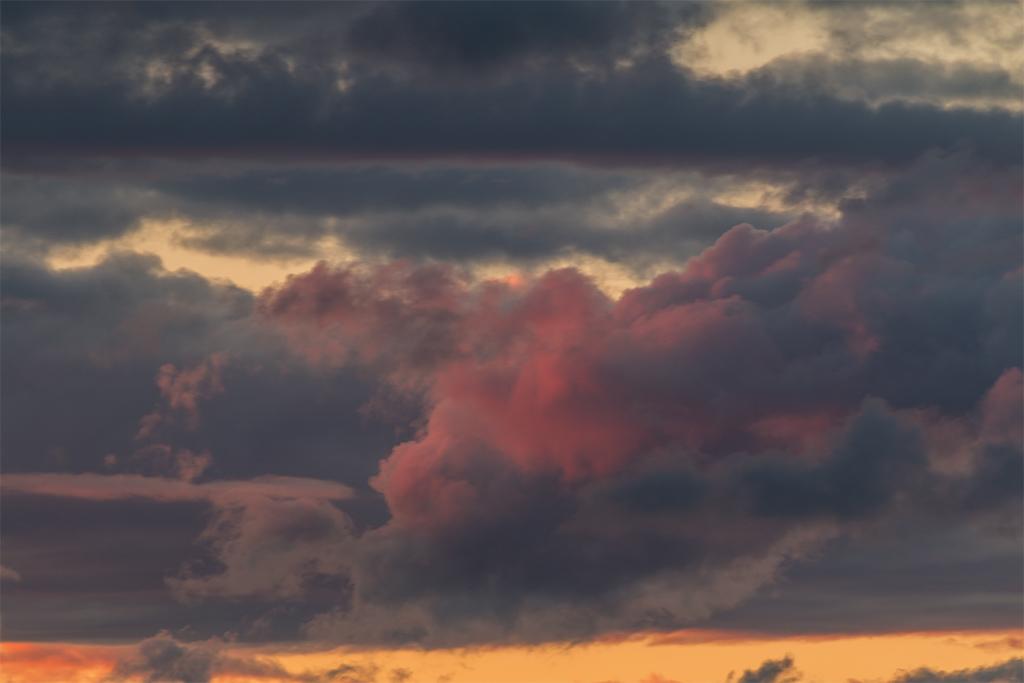 Colores de abril
Foto realizada desde la ventana de casa, cielo bastante nublado y el sol decora las nubes con colores cálidos. Distancia focal 300mm, T. exposición 1/13 s. f/10 e ISO 100
